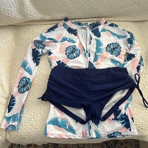 Swim wear   Top and shorts like new size small